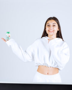 Una mujer con las cápsulas originales de Lida Green