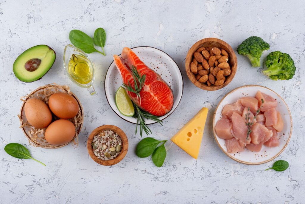 Grasas saludables como el aguacate, el salmón, los frutos secos y los huevos